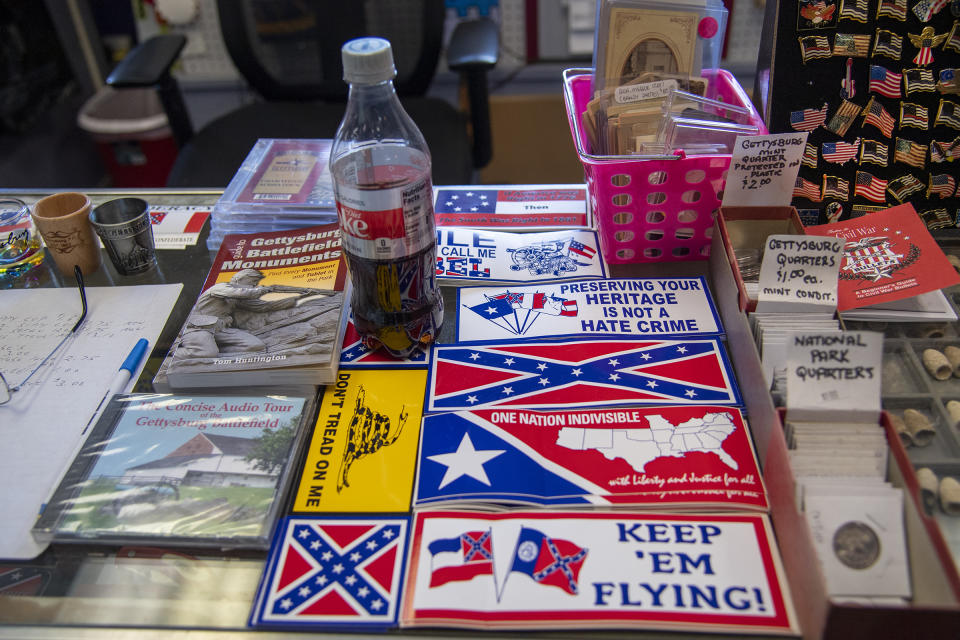 Libros, banderas y otros objetos alusivos a la Confederación en venta en Flex & Flannigan, en Gettysburg, Pensilvania, en foto del 23 de junio del 2020. (José F. Moreno/The Philadelphia Inquirer vía AP)