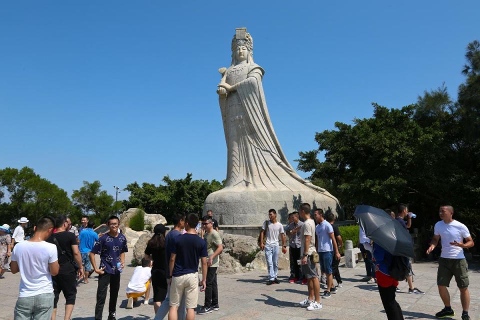 湄洲島上巨型媽祖石像。