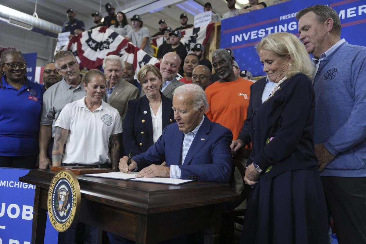 Biden signs ‘common sense’ order prioritizing federal grants for projects with higher worker wages