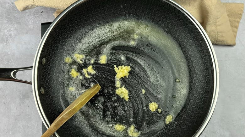 garlic in frying pan