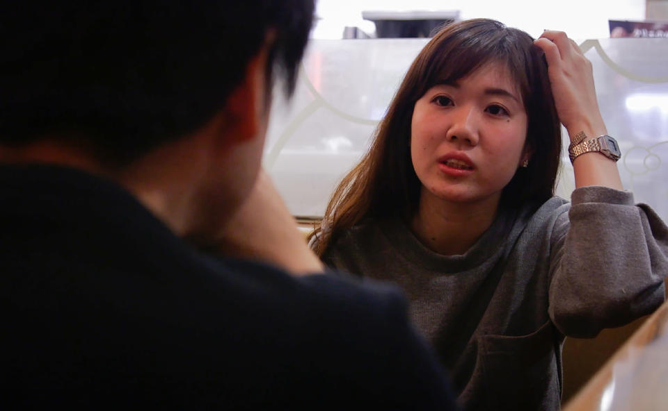 Nodoka Hyodo, de 24 años, conversa con Takanobu Nishimoto, fundador del servicio de <em>ossan</em>, en Tokyo. Foto: AFP