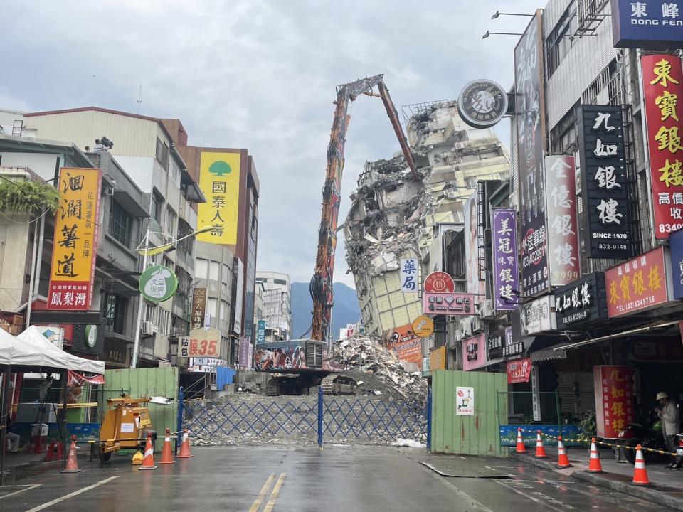 花蓮富凱飯店拆除中，昨多起餘震，都無位移。記者王思慧／攝影