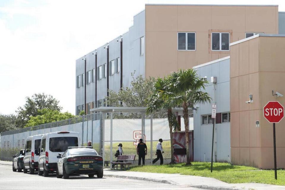 Agentes judiciales salen de las vagonetas que transportaron a los miembros del jurado a la Secundaria Marjory Stoneman Douglas en Parkland, Florida, el jueves 4 de agosto de 2022.