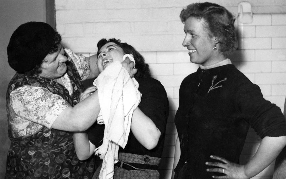 A ‘screen lass’ at Haig Pit in Whitehaven, Cumbria, having her face washed (1955) - alamy