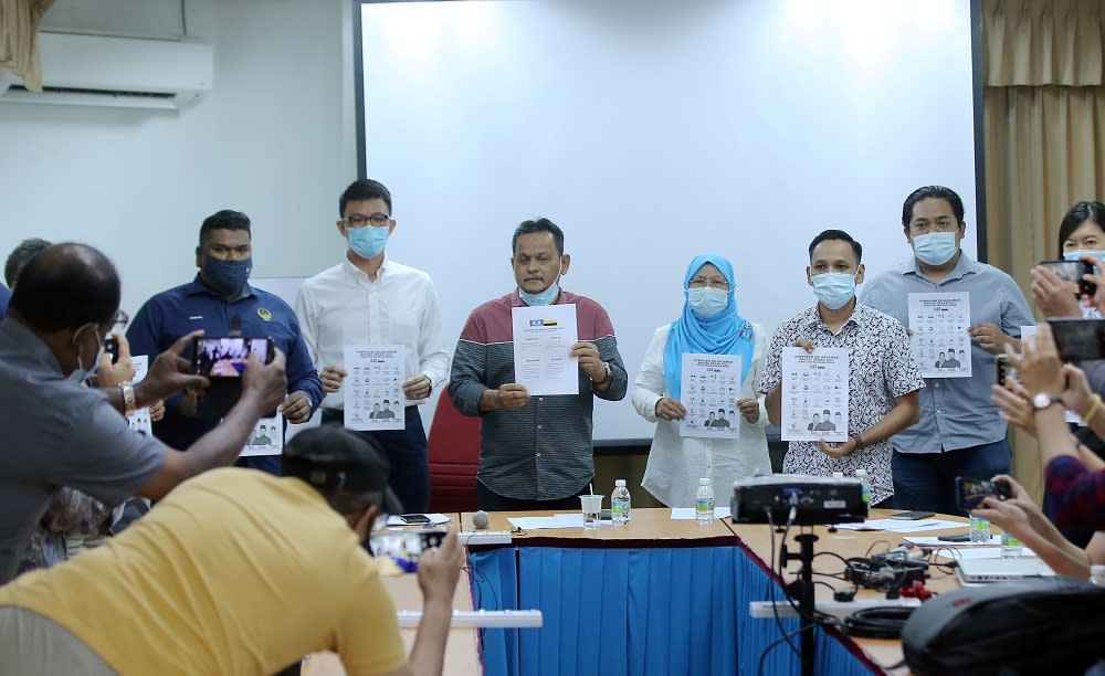 Perak PKR members presenting their demands for the upcoming Perak Budget 2021 at the Perak PKR Office in Medan Istana, Ipoh December 3, 2020. — Picture by Farhan Najib