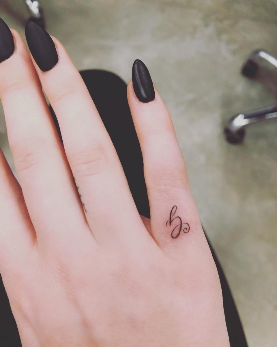 sophie turner g tattoo finger instagram july 2018