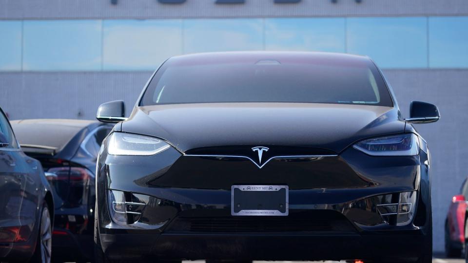 Ein Tesla Model X Sports Utility Vehicle steht in einem Tesla-Händlerhaus in den USA. Trotz der -Krise erreichte Tesla einen Überschuss von 721 Millionen Dollar.