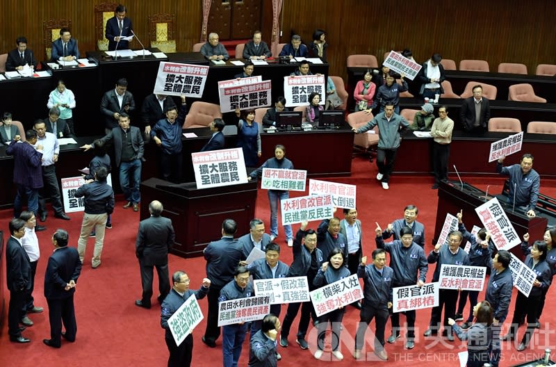 民進黨立法院黨團有意將攸關農田水利會改制為公務機關的農田水利會組織通則部分條文修正草案，擬15日在立法院院會付委審查，國民黨反對農田水利會歸國有、官派。（中央社）