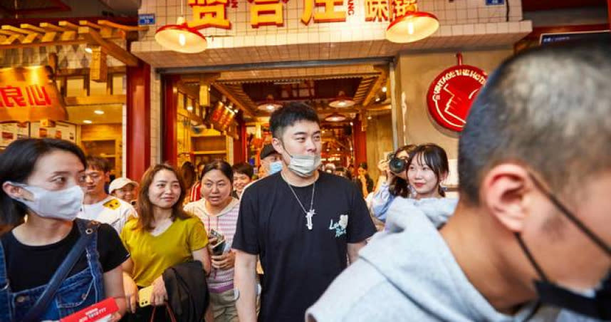 中國大陸男星陳赫（中）投資的火鍋店開放加盟，如今卻被控「割韭菜」。（圖／翻攝自微博）