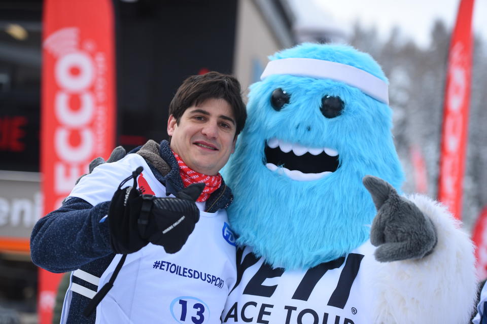 David Skrela (rugby) prend la pose avec la mascotte de la Yeti Race