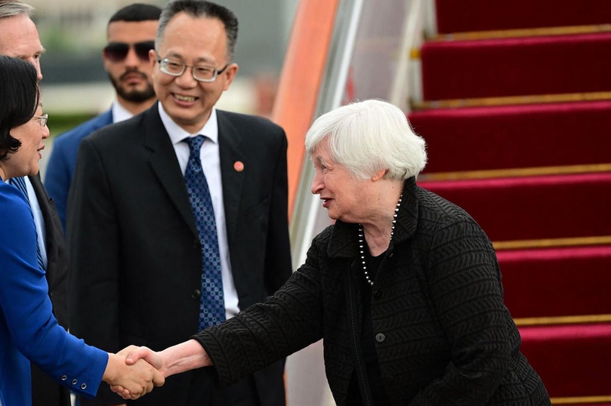 La secretaria del Tesoro de Estados Unidos, Janet Yellen, llega al Aeropuerto Internacional de Pekín el 6 de julio de 2023. <a href="https://www.gettyimages.com/detail/news-photo/treasury-secretary-janet-yellen-arrives-at-beijing-capital-news-photo/1507503422?adppopup=true" rel="nofollow noopener" target="_blank" data-ylk="slk:Pedro Pardo/POOL/AFP via Getty Images;elm:context_link;itc:0;sec:content-canvas" class="link ">Pedro Pardo/POOL/AFP via Getty Images</a>