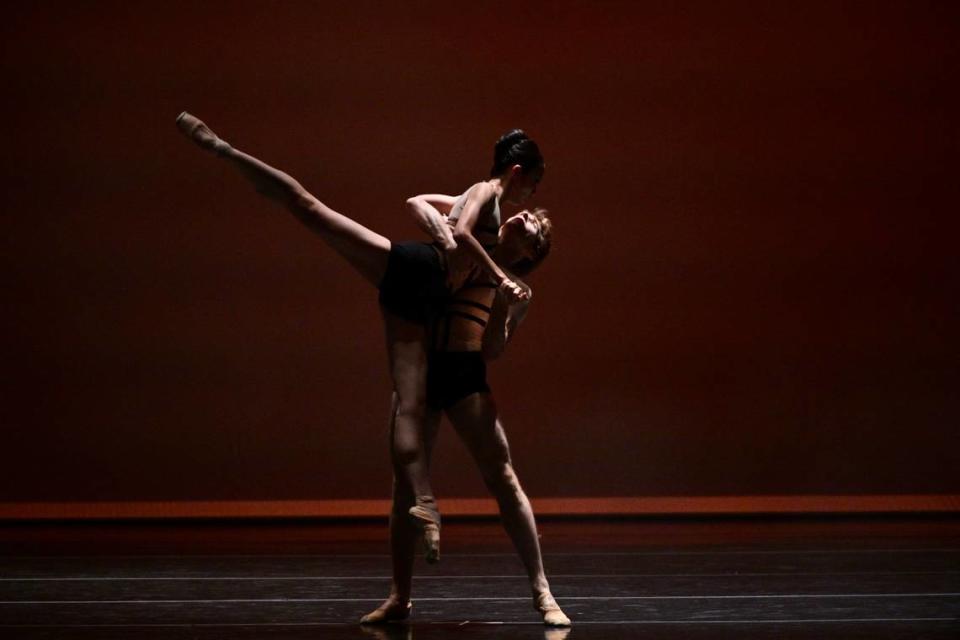 Mayuko Niehi y Erick Rodríguez (Compañía Nacional de Danza de México) en “Planimetría del Movimiento”, de Irina Marcano. 