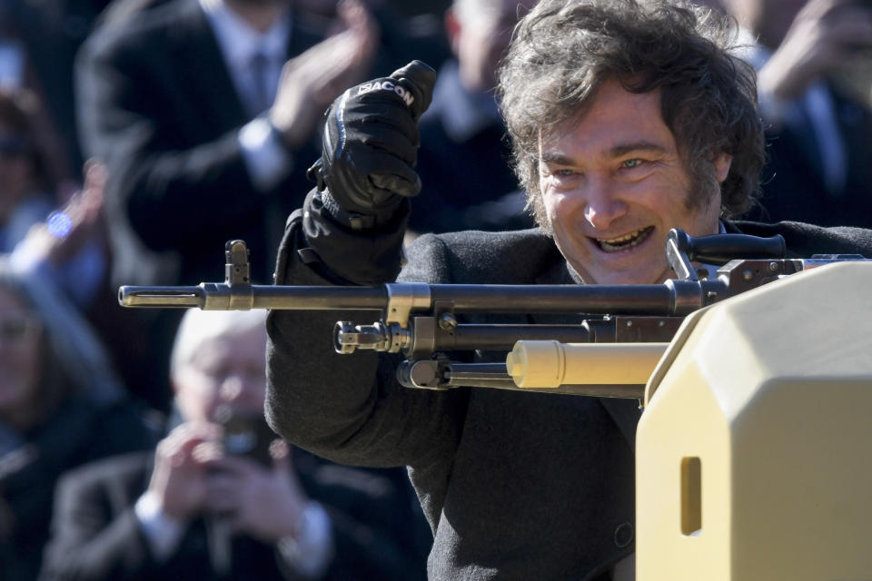 El presidente argentino Javier Milei sube a un tanque blindado durante un desfile militar por el Día de la Independencia, en Buenos Aires, Argentina, el 9 de julio de 2024. (Foto AP/Gustavo Garello)