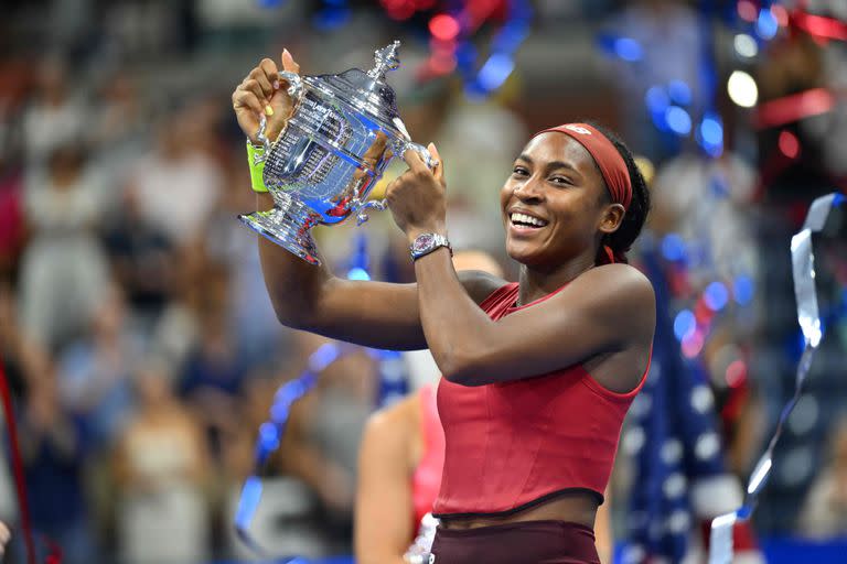 La jugadora estadounidense Coco Gauff posa con el trofeo tras derrotar, en la final del US Open, a la bielorrusa Aryna Sabalenka