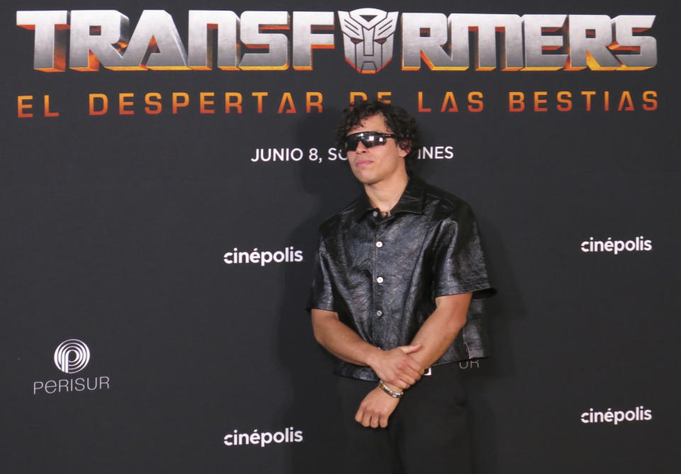 El actor estadounidense Anthony Ramos posa a su llegada a la alfombra roja de "Transformers: Rise of the Beasts", en la Ciudad de México el 30 de mayo de 2023. (Foto AP/Berenice Bautista)