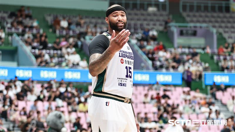 「表弟」卡森斯（DeMarcus Cousins）和戰神洋將強森（Jaylen Johnson）互噴垃圾話。（圖／記者劉彥池攝影）