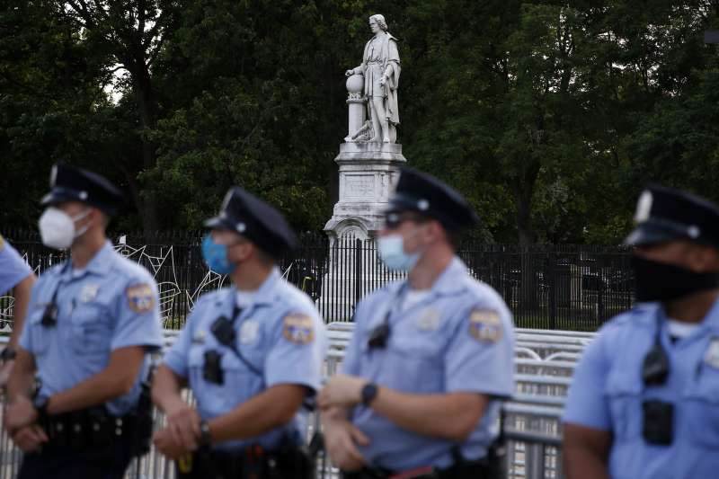 示威者要求拆除種族歧視相關銅像。大批警察出動「保護」費城馬可尼廣場（Marconi Plaza）的哥倫布（Christopher Columbus）銅像。（美聯社）