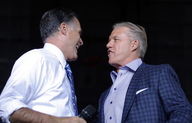 L'ancien joueur de football professionnel John Elway a voté pour Mitt Romney. (Reuters/Brian Snyder)