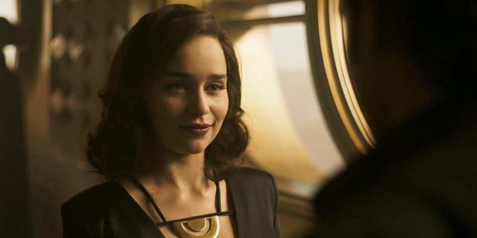 emilia clarke as qi'ra in solo a star wars story