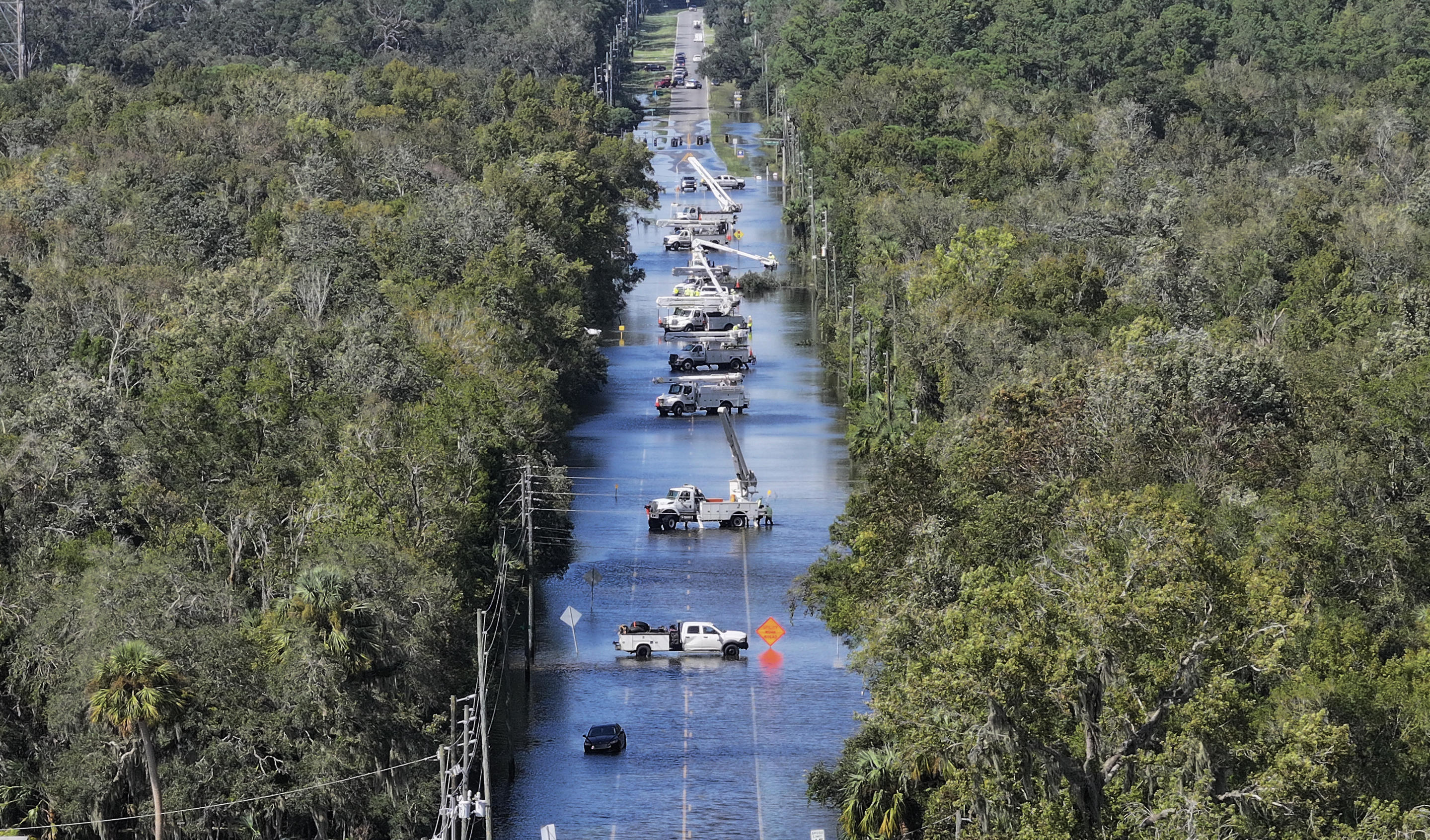 En esta vista aérea, los equipos de energía trabajan en las líneas después de que el huracán Helene pasó mar adentro el 27 de septiembre de 2024 en Crystal River, Florida. El huracán Helene tocó tierra el jueves por la noche en el Big Bend de Florida con vientos de hasta 140 mph y marejadas ciclónicas. (Foto de Joe Raedle/Getty Images)