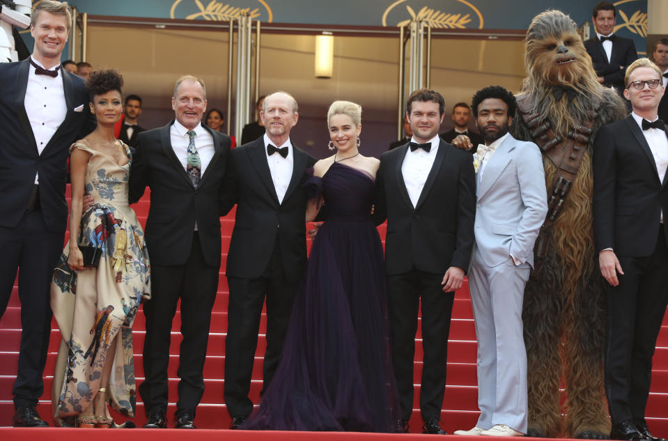 <p>Hasta Chewbacca estuvo en la alfombra y también ‘Stormtroopers’. Ella aparece, de izquierda a derecha, junto a Joonas Suotamo, Thandie Newton, Woody Harrelson, el director Ron Howard, Alden Ehrenreich, Donald Glover, Chewy y actor Paul Bettany.<br>(Photo by Joel C Ryan/Invision/AP) </p>