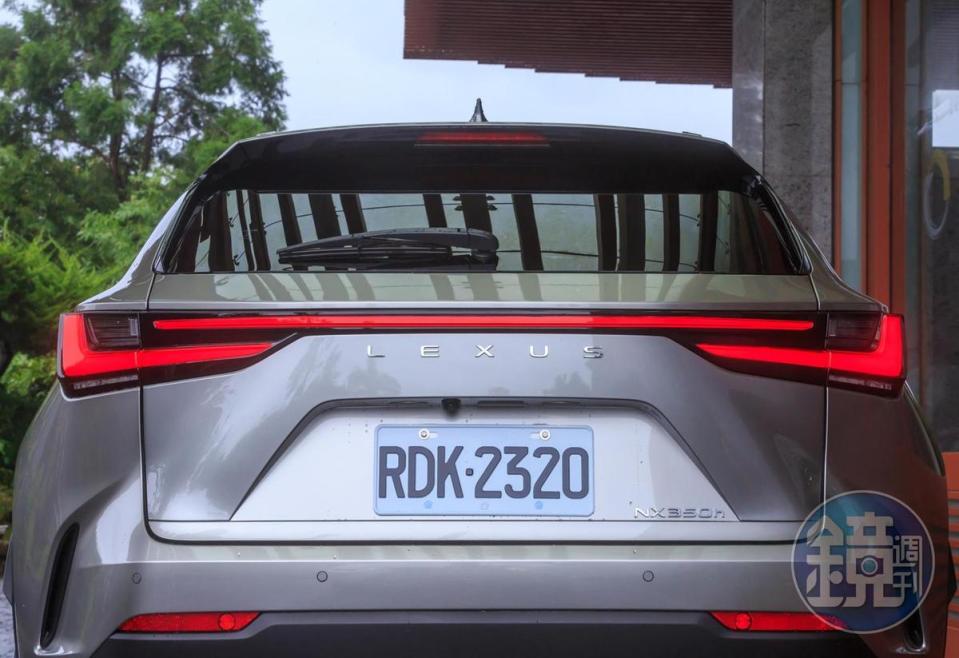 首次採用「L E X U S」字樣取代車尾logo的車身識別，全新設計的貫穿式尾燈組更讓辨識度提高了不少。