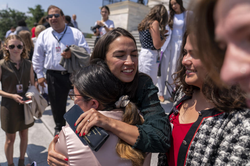 Alexandria Ocasio-Cortez abraza a una simpatizante antes de ingresar al Capitolio en Washington el 15 de julio del 2022. (AP Photo/Andrew Harnik)