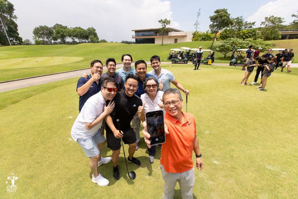 Sports Minister Edwin Tong (orange polo shirt) takes a wefie photo with participants of the Singapore Aquatics golf fundraiser at the Tanah Merah Country Club. (PHOTO: Singapore Aquatics)
