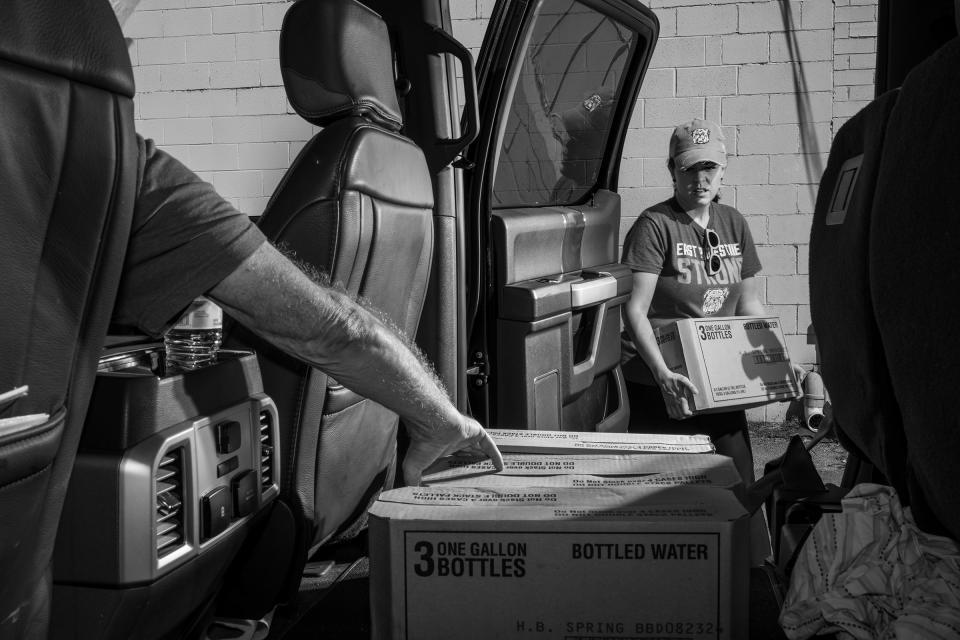 East Palestine resident Misti Allison distributes water on Sept. 17.<span class="copyright">Rebecca Kiger</span>