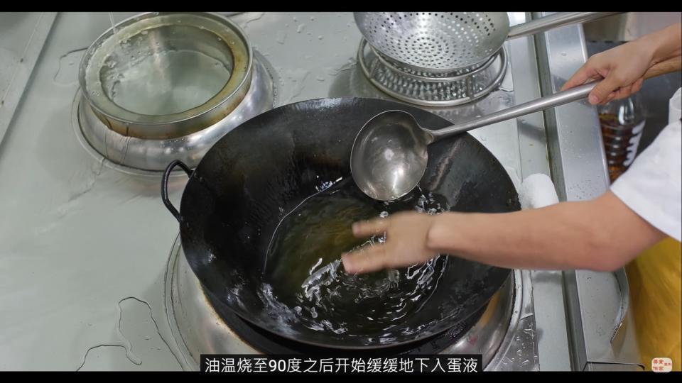 王剛用手指測油溫驚呆網友 圖：翻攝自 美食作家王刚 YouTube 頻道