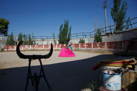 Bullfighter Alberto Lamelas practices a pass during a training session at an abandoned bullring in Madrid, Spain, June 23, 2017. REUTERS/Sergio Perez