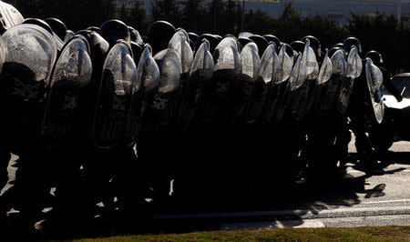 Argentine gendarmerie take position as they try to disperse protestors blocking a road during a 24-hour national strike in Buenos Aires, Argentina, April 6, 2017. REUTERS/Martin Acosta