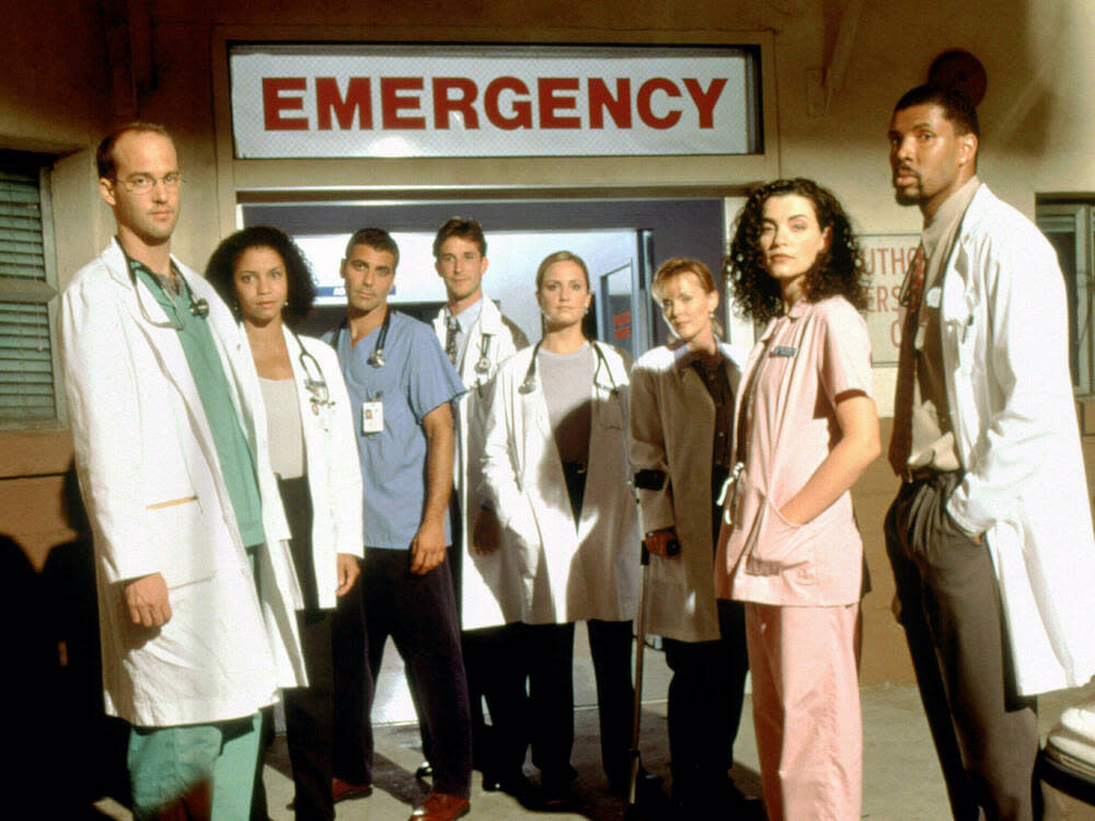 Lang ist's her: Mitte der 90er Jahre startete die Krankenhausserie "Emergency Room" - unter anderem mit George Clooney (3.v.l.) (Bild: imago images/Everett Collection)