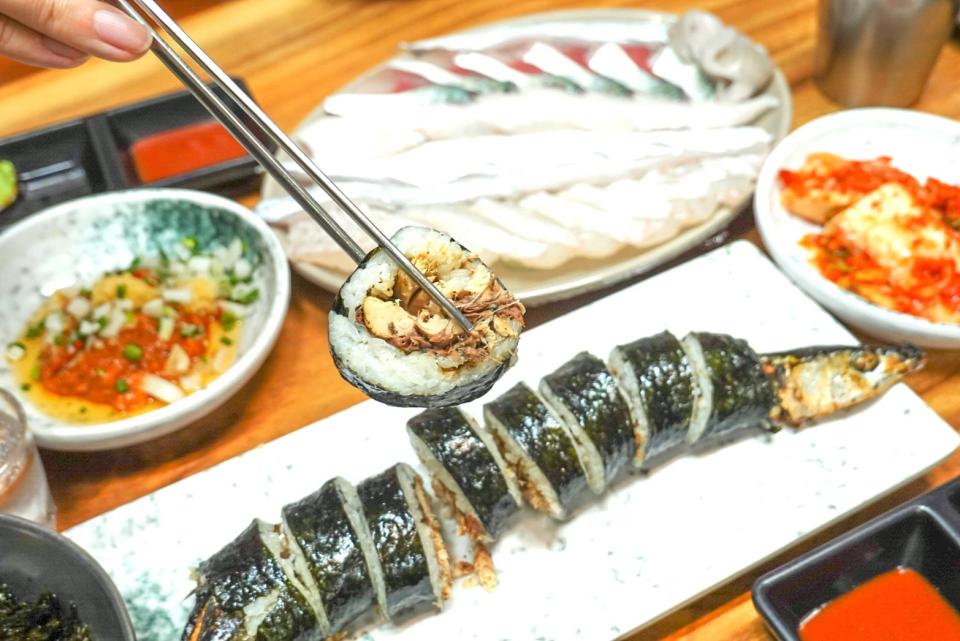 秋冬限定的「秋刀魚飯捲」，以及秋刀魚生魚片。
