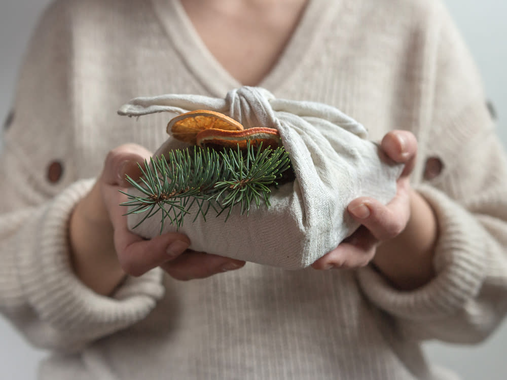 Auch mit natürlichen Deko-Elementen kann besinnliche Stimmung geschaffen werden (Bild: Shyntartanya / Shutterstock.com)