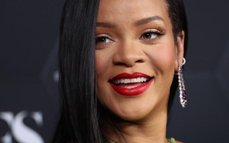 Wie es ist, wegen einer anderen Hautfarbe gemobbt zu werden, musste Sängerin Rihanna erleben. "In den ersten sechs Schuljahren kam ich immer traumatisiert nach Hause", erinnert sie sich. "Die Vorurteile machten mich wütend, aber das brachte mich dazu, schon in jungen Jahren für etwas zu kämpfen." (Bild: Mike Coppola/Getty Images)