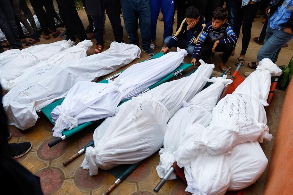 加薩民眾12月10日在南部甘尤尼斯市替遭炸死的親友舉行喪禮。路透社