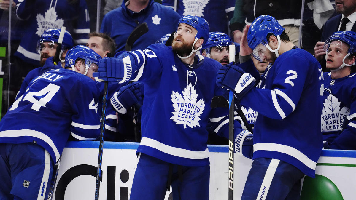 Luck of the Irish? Green Maple Leafs score 5 unanswered goals to beat  Flyers 7-6 - The Globe and Mail