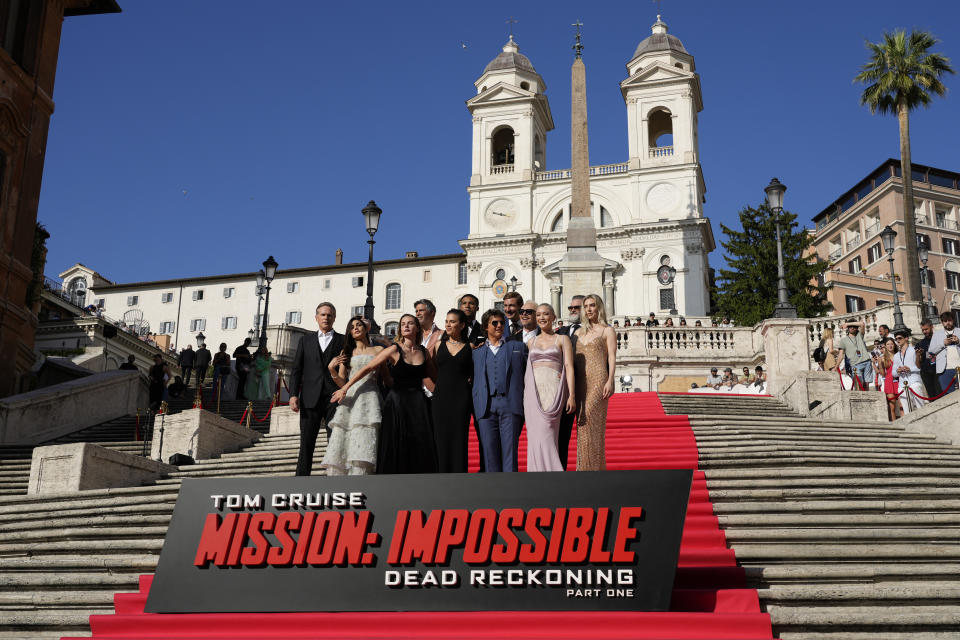 El elenco de "Mission: Impossible - Dead Reckoning" posa en la Plaza de España en Roma el 19 de junio de 2023. (Foto AP/Alessandra Tarantino)