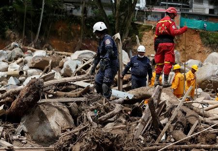 Socorristas buscan cuerpos en un área devastada tras un deslave en Mocoa, Colombia, abr 2, 2017. Decenas de cadáveres en descomposición comenzaron a ser entregados el lunes a sus familias para que los entierren, mientras socorristas continúan la búsqueda de víctimas de las inundaciones y deslizamientos de tierra que dejaron al menos 262 personas muertas y devastaron la ciudad colombiana de Mocoa. REUTERS/Jaime Saldarriaga