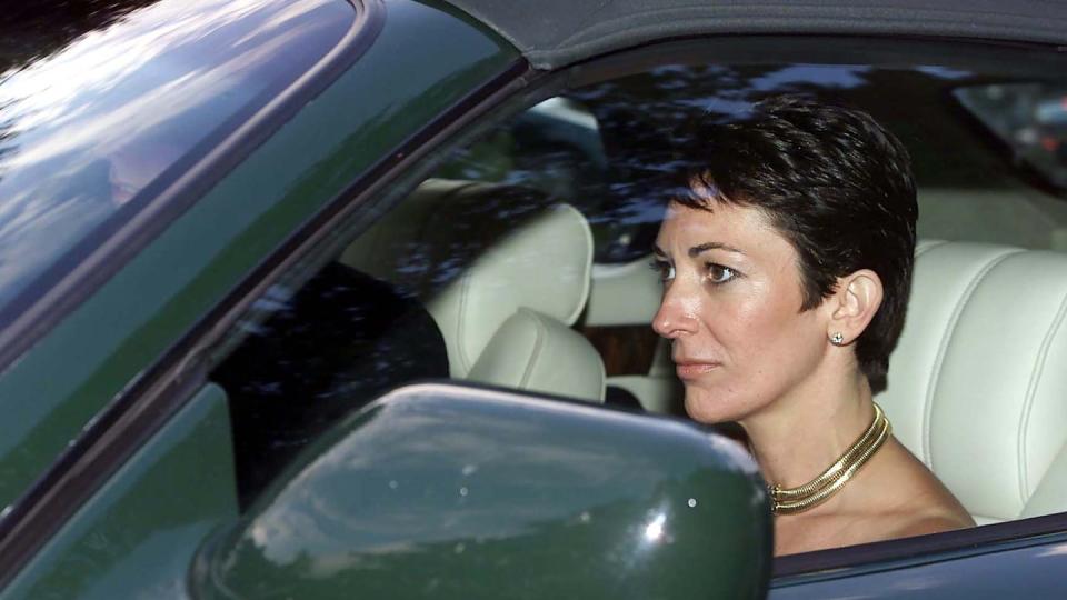 Ghislaine Maxwell verlässt im Jahr 2000 die Hochzeit einer Freundin (Bild: dpa)