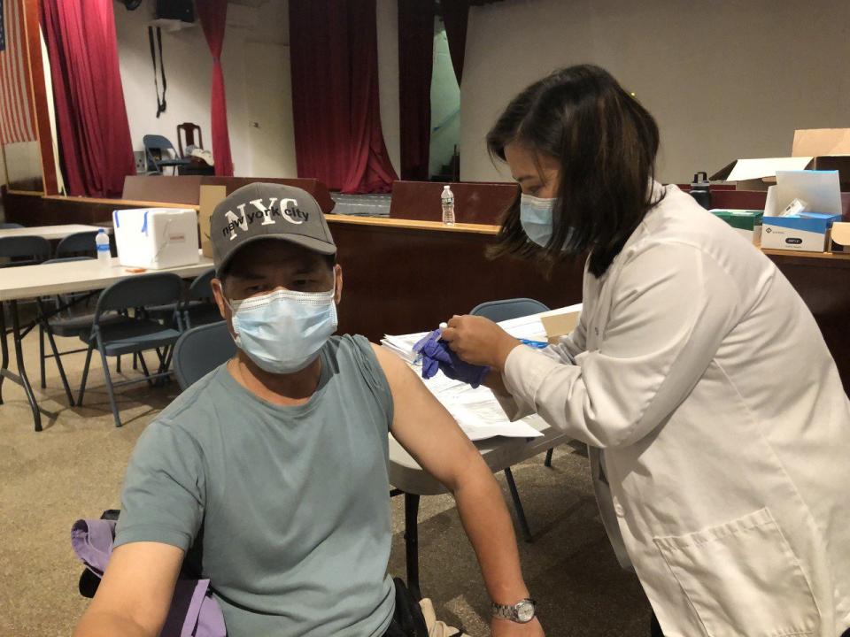 中華公所現開放距第二劑輝瑞疫苗已接種滿六個月的民眾，不需預約就可接種補強針。(記者顏嘉瑩/攝影)