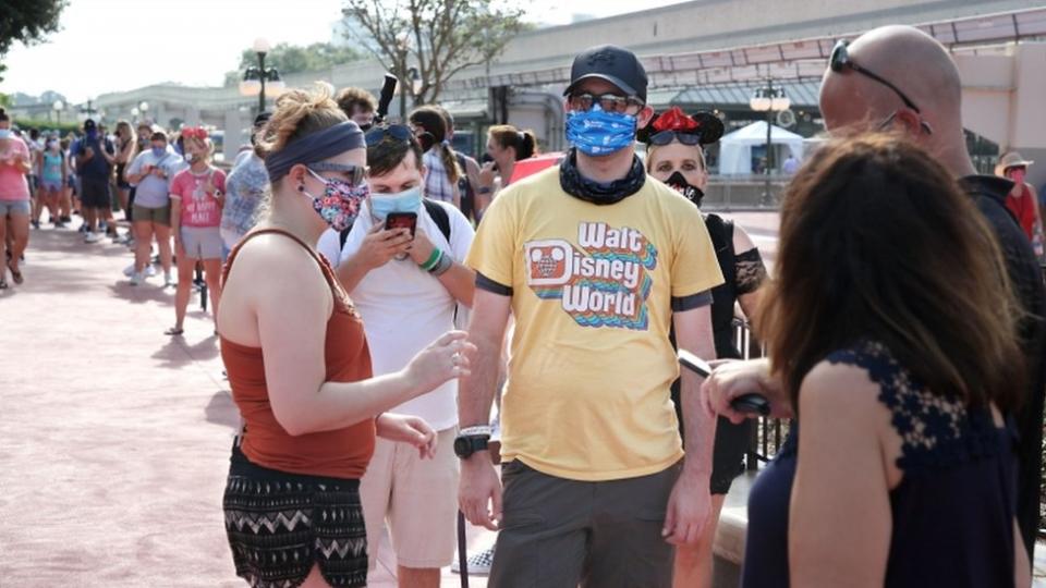 La gente hace cola fuera de Walt Disney World