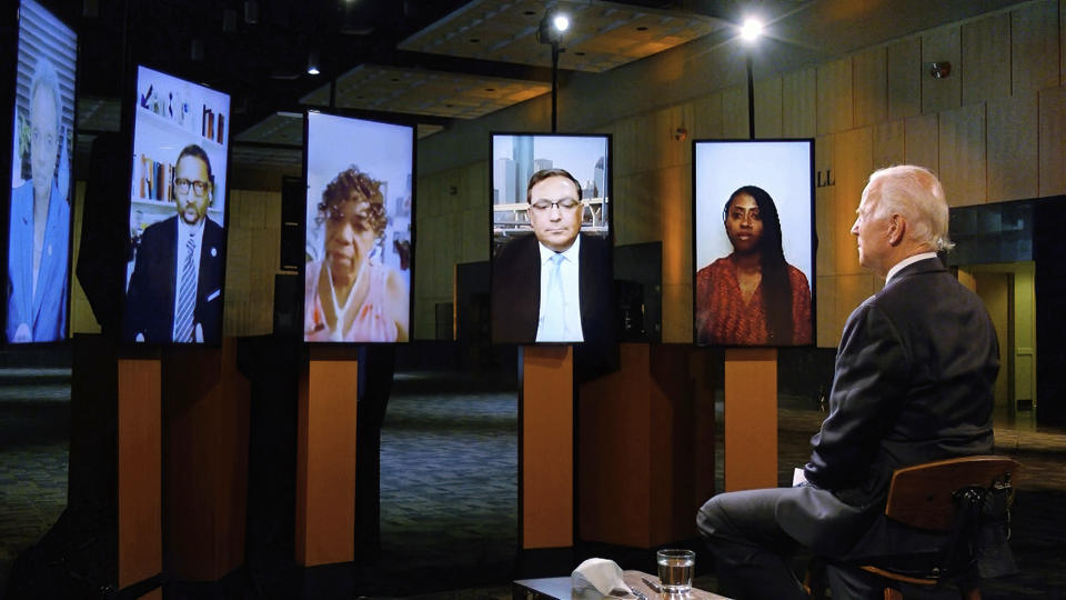 En esta imagen tomada de video, el candidato presidencial demócrata Joe Biden encabeza una conversación sobre la justicia racial con Art Acevedo, Jamira Burley, Gwen Carr, Derrick Johnson y Lori Lightfoot el lunes 17 de agosto de 2020 durante la primera noche de la Convención Nacional Demócrata. (Convención Nacional Demócrata vía AP)