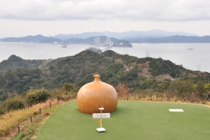 ▲淡路島也是洋蒽的重要產地，在觀景山丘上還有一座大型的「大洋蒽」巨大模型。（圖 ／品牌提供）