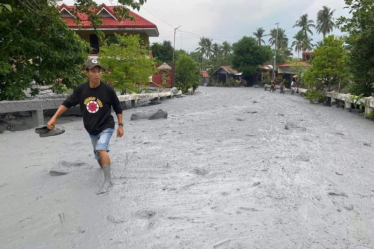 Volcanic mud and debris washes through a village in the central Philippines after Mount Kanlaon werupted a day earlier (Handout)