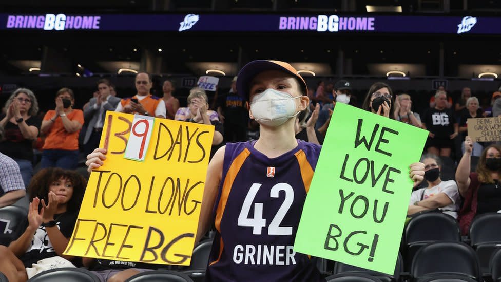 Una fanática sostiene carteles en apoyo a Brittney Griner