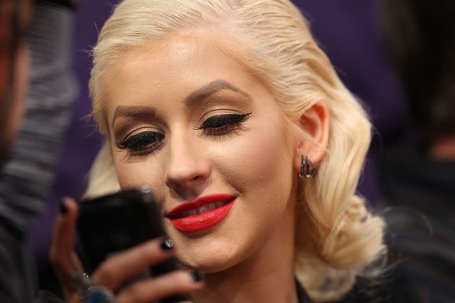 Christina Aguilera en pleno ‘guasapeo’. (Foto: Getty)