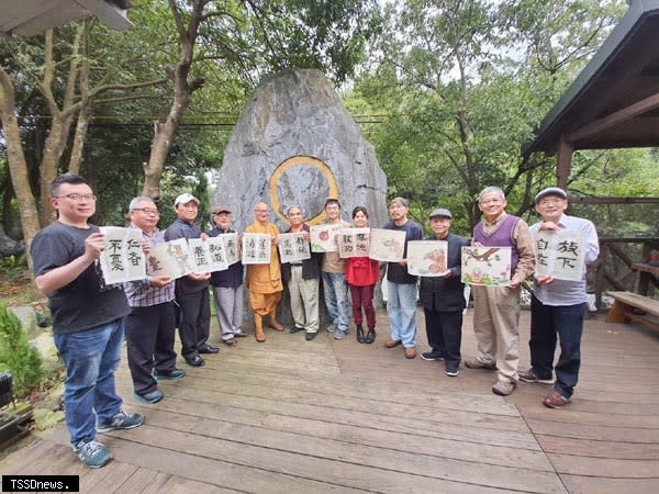 中華漫畫家協會在聖覺寺舉辦彩繪燈罩祈福活動。(記者王志誠攝)