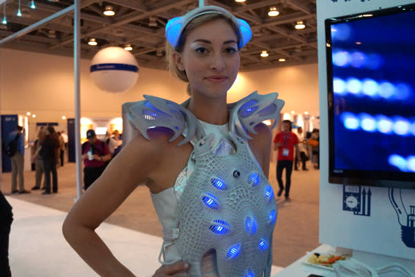 Smart Dress, Necklace Light Up to Show Your Emotions